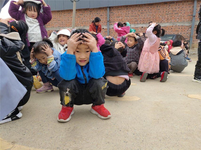 新沂市阿湖镇黑埠中心幼儿园紧急避震疏散演练活动报道