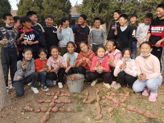 体验劳动幸福  感受丰收喜悦 ——马陵山镇广玉小学举办首届校园丰收节