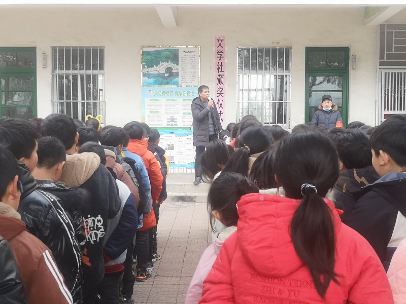 雪后春笋盛 书韵飘香远 ——记马陵山镇陈楼小学春笋文学社颁发小作者刊稿纪念证活动 