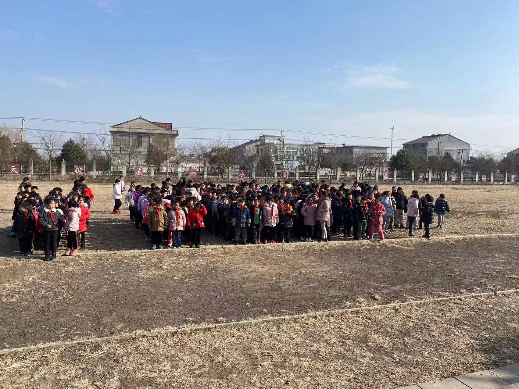 防震演练 安全相伴——阿湖镇鸣九小学组织防震逃生疏散演练