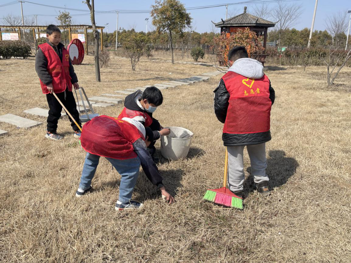 春风三月学雷锋，美化心灵大家行