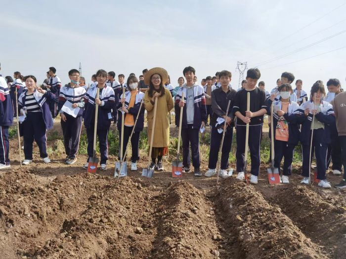 芳菲四月，播种一方春色  ——新沂市东华高级中学举行劳动教育研学基地挂牌仪式