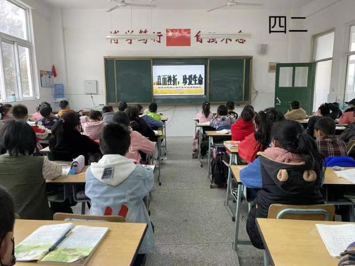  阿湖小学召开“直面挫折、珍爱生命”主题班会