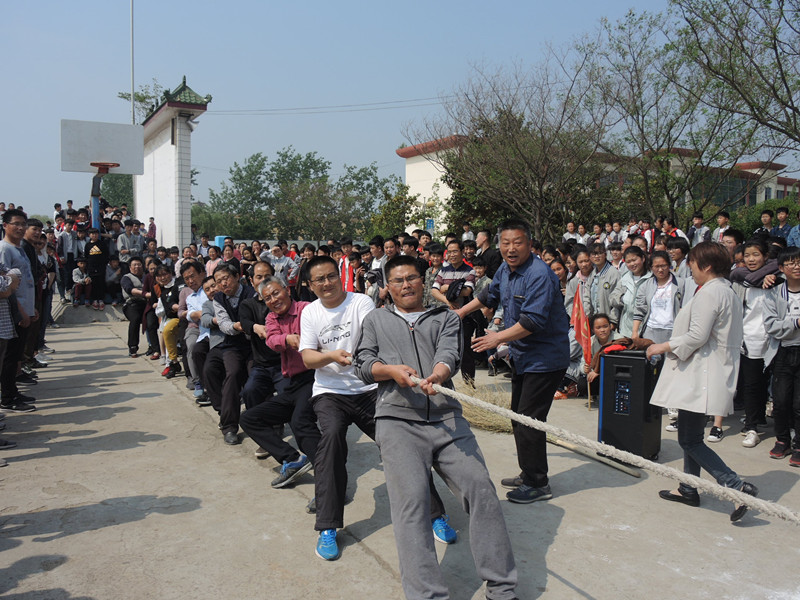  港头中学举行庆“五一”教师拔河比赛