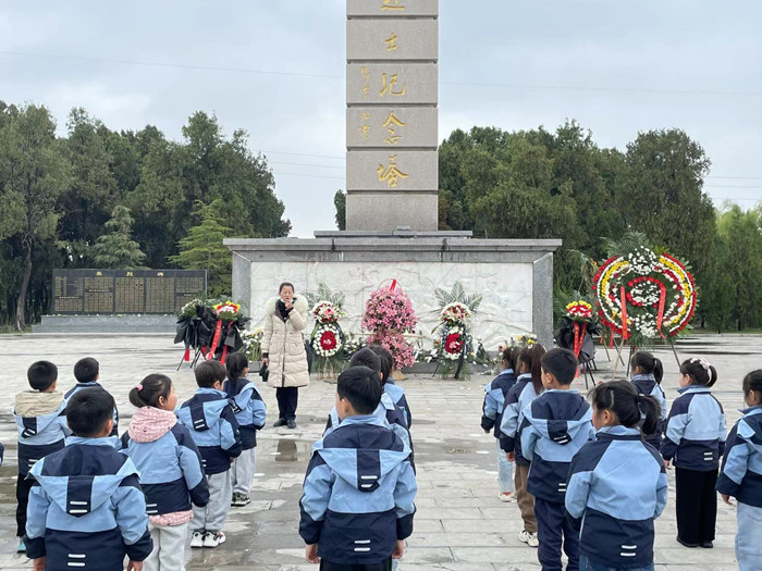 传统清明融于情 红色精神润于心 ——黑埠中心幼儿园清明祭扫活动