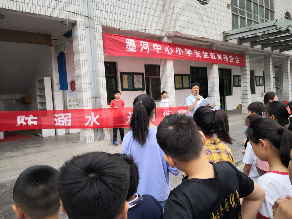 珍爱生命  严防溺水 ---墨河小学举行安全教育报告会以及防溺水签字仪式