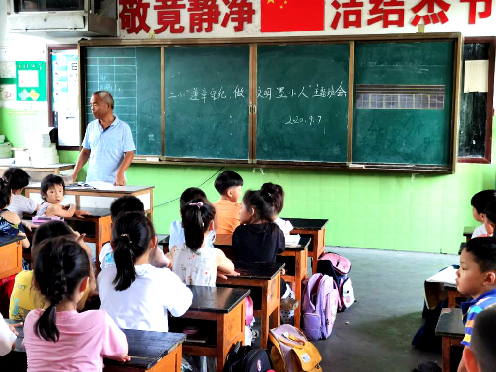 遵纪守法，做文明墨小人 ---墨河中心小学召开主题班队会